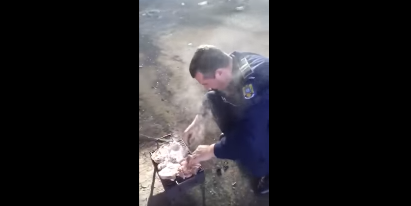 VIDEO. Politisti filmati facand gratar si ascultand muzica lautareasca in timpul programului. Reactia Politiei Capitalei