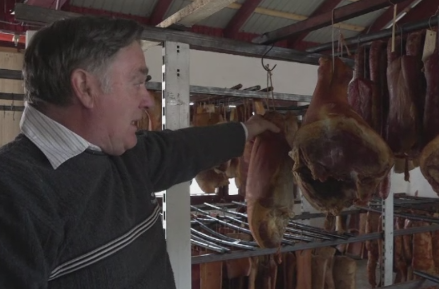 Sunca, slanina si carnati, insirate in afumatorile din Transilvania. Clientii se inghesuie sa cumpere bunataturi pentru Paste