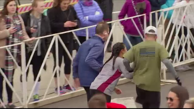 Scene impresionante la maratonul din Philadelphia, unde o concurenta epuizata este ajutata sa treaca linia de sosire. VIDEO