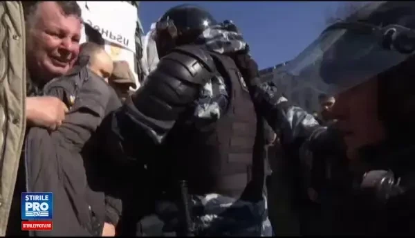 Proteste impotriva regimului Putin, in toate maril orase ale Rusiei. De ce manifestantii se vopsesc in verde si aduc ratuste