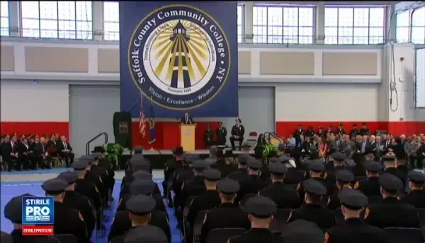 Singurul politist cu handicap din SUA este un barbat de 28 de ani. Cum si-a pierdut ambele picioare, in 2001