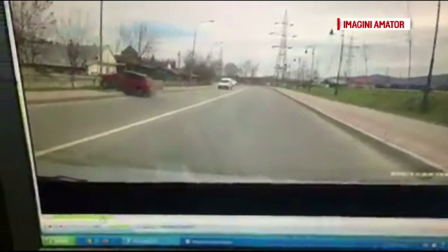 O soferita incepatoare din Iasi a intrat cu masina intr-un stalp, dupa ce a depasit in curba. Accidentul a fost filmat
