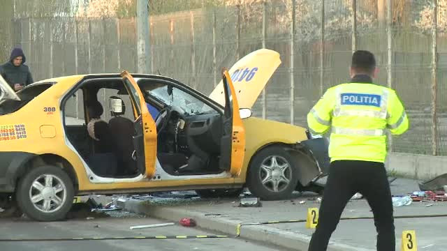 O femeie de 37 de ani, pasagera intr-un taxi, a murit intr-un accident in Bucuresti. Soferul a intrat intr-un parapet