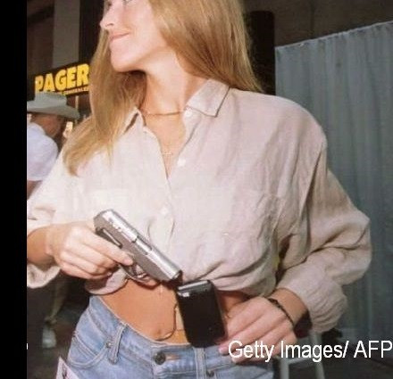 Doi adolescenti s-au jucat ruleta ruseasca cu pistolul unchiului fetei. De ce mama ei a ajuns de urgenta la spital