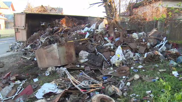 Un TIR incarcat cu fier vechi, condus de un sofer baut, s-a rasturnat pe DN 72. Martor: "A intrat tare in curba"