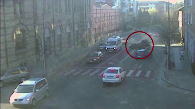 Doi elevi de 19 ani, gemeni, au tras o spaima cumplita dupa ce s-au rasturnat cu masina pe un bulevard din Ramnicu Valcea