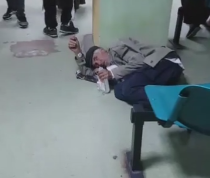 Un batran zace pe jos, ignorat de personalul medical la Spitalul de Urgenta din Craiova. Reactia conducerii este uluitoare