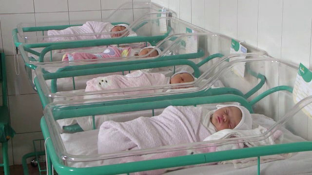 Filosofia romancelor de la oras care aleg sa devina mame pentru prima data la 30-31 de ani: "E un lux sa faci un copil"