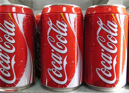 Coca Cola a oprit productia si a chemat politia. Ce a gasit in dozele de suc