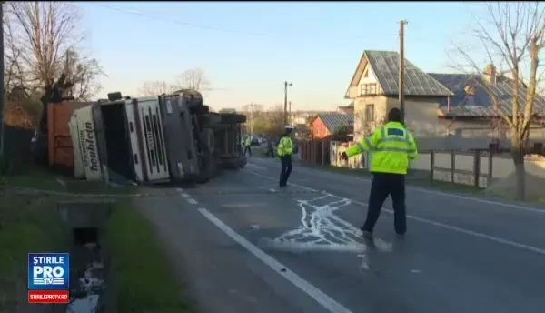 Un TIR incarcat cu fier vechi, condus de un sofer baut, s-a rasturnat pe DN 72. Martor: A intrat tare in curba