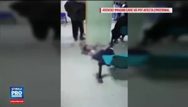 Un batran zace pe jos, ignorat de personalul medical la Spitalul Urgenta din Craiova. Reactia conducerii este uluitoare