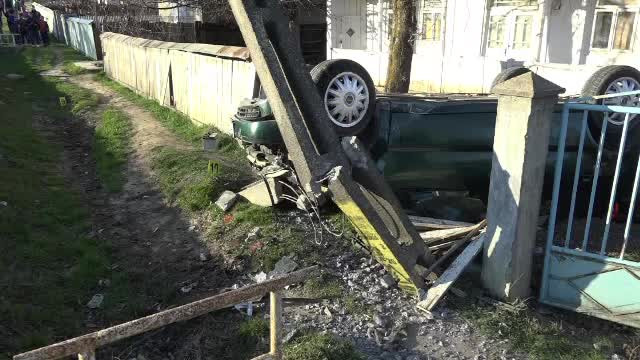 Mama si fiul ei de 24 de ani, in stare grava dupa un accident in Botosani. Au vrut sa depaseasca o caruta fara stapan