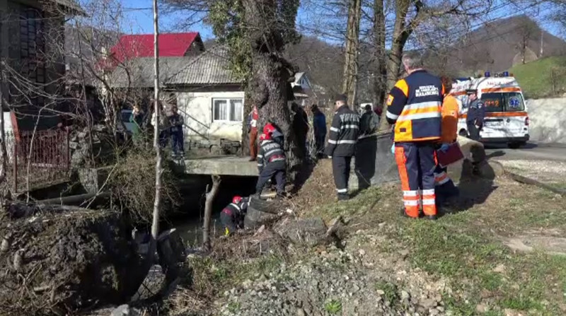 Barbat gasit mort in apele unui parau din Maramures. "O fi cazut mai sus, s-a zvarcolit sa iasa si n-a putut"