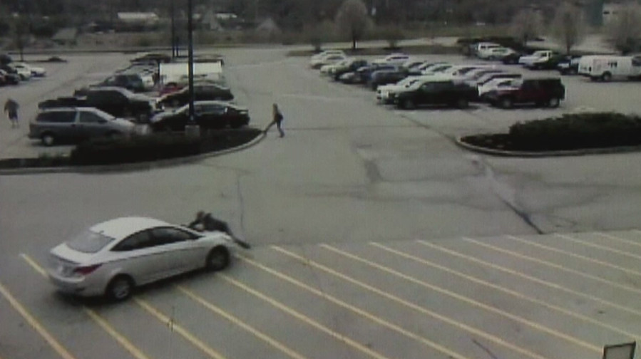 Angajata unui magazin din bricolaj din SUA , ranita grav cand incerca sa opreasca un jaf. Cu ce prada a fugit hotul