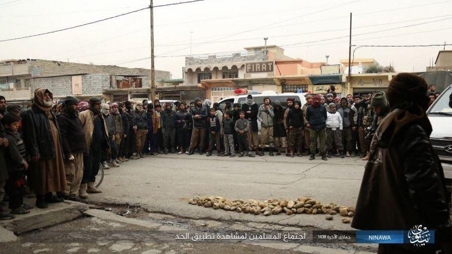 Jihadistii ISIS au executat public, cu pietre, un barbat, din Mosul, pe motiv ca era gay