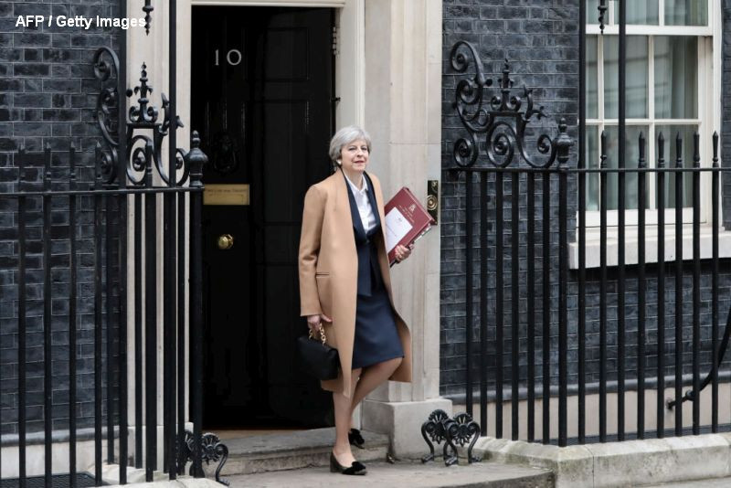 Mobilizarea tinerilor la alegeri a costat-o pe Theresa May majoritatea in Parlament. Ce incearca acum partidul ei