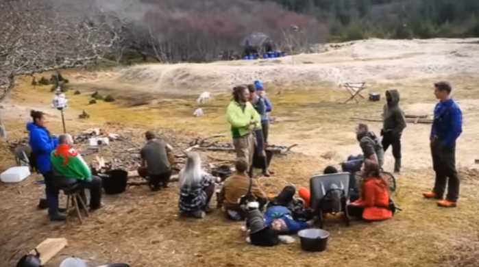 Mai multi britanici au petrecut 1 an in salbaticie crezand ca sunt intr-un reality show. Ce au aflat cand s-au intors acasa