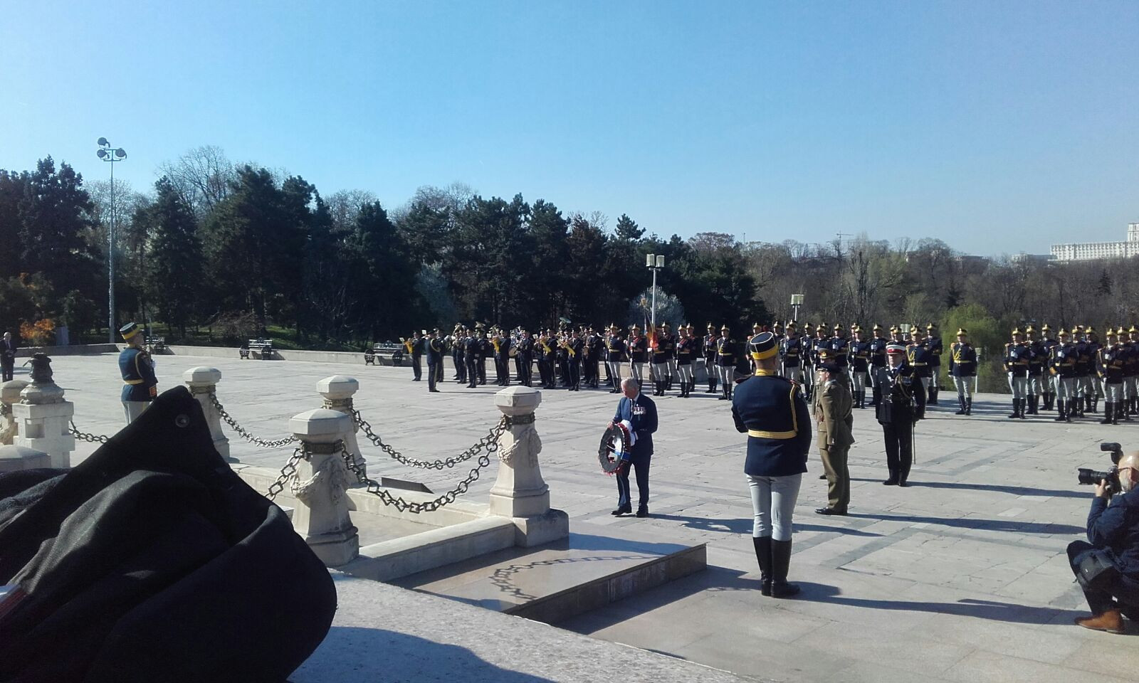 Printul Charles depune coaroana de florin in Parcul Carol - stiri