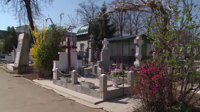 Doua femei prinse in timp ce furau si profanau morminte, la Ploiesti. Ce a facut una din ele in capela