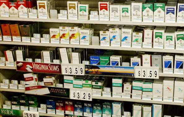 Trei frati romani au descoperit poza tatalui lor decedat pe pachetele de tigari. Acum vor sa dea statul roman in judecata