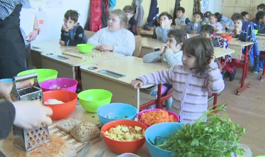 Programul bucatarului Jamie Oliver, care promoveaza mancarea sanatoasa, posibila materie in scolile romanesti