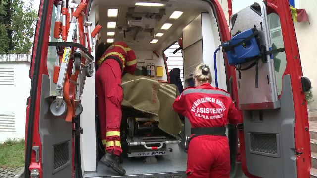 Suparata ca parintii nu o lasa sa se duca la o petrecere, o tanara din Sibiu s-a aruncat de la etajul al III-lea al blocului