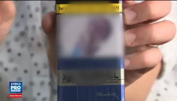 Trei frati romani au descoperit poza tatalui lor decedat pe pachetele de tigari. Acum vor sa dea statul roman in judecata