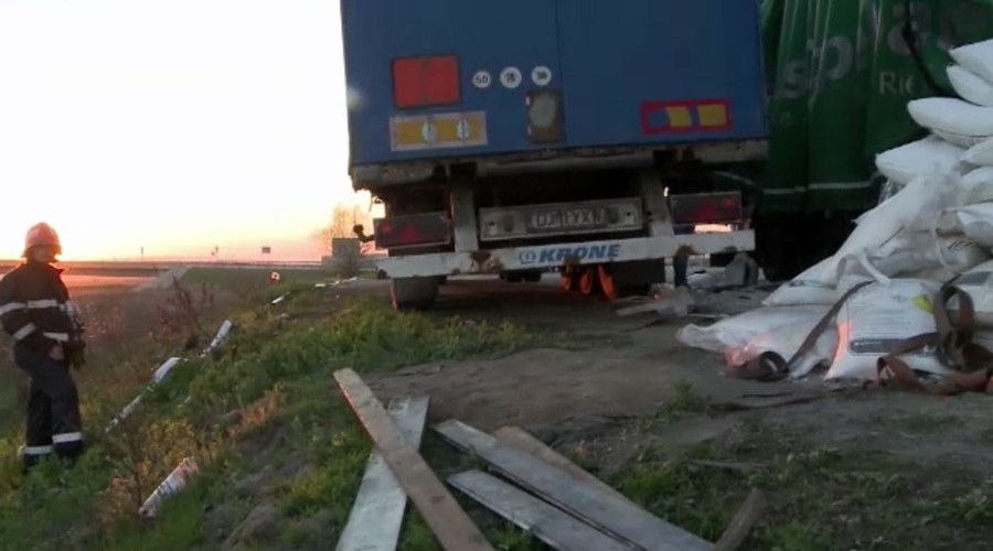 Un TIR cu azotat de amoniu s-a rasturnat la marginea Craiovei. Oamenii s-au temut ca se va repeta tragedia de la Mihailesti
