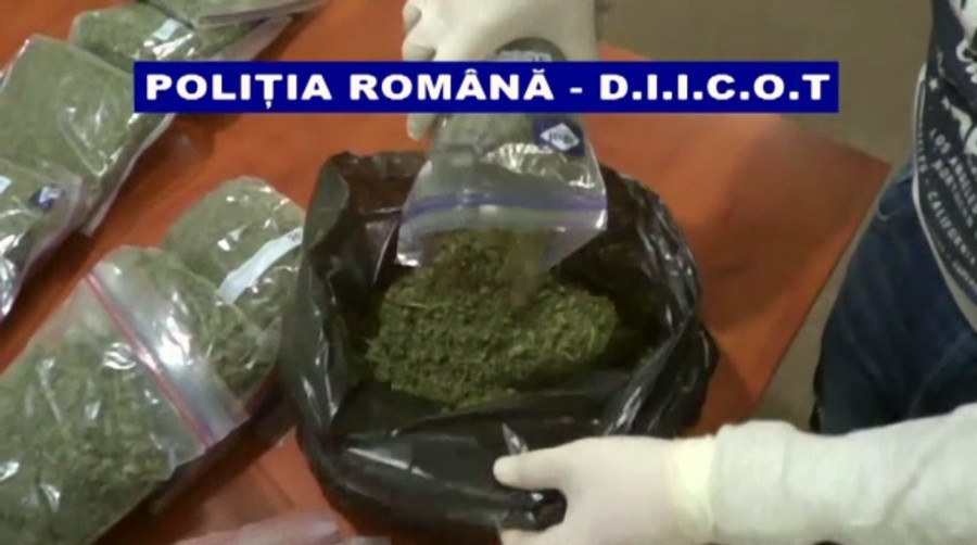Barbat din Galati, prins cu un kilogram si jumatate de marijuana. Ce a gasit politia la el acasa
