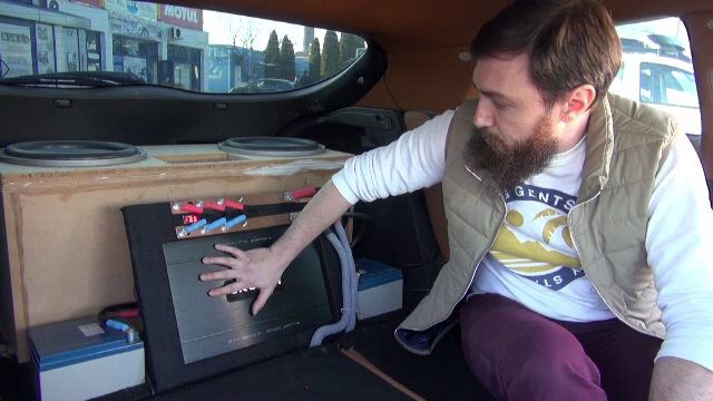 Un barbat din Bacau si-a "tunat" masina cu un sistem audio de 3.000 de euro. Avertismentul pe care i l-a dat un politist