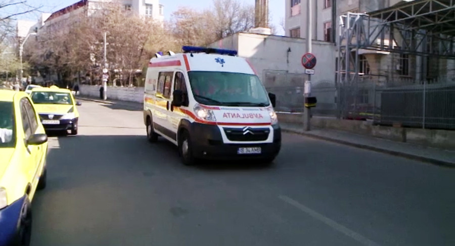 Tanarul care si-a dat foc in Iasi, plimbat intre spitale. In oras exista clinica speciala, renovata recent, dar sta inchisa