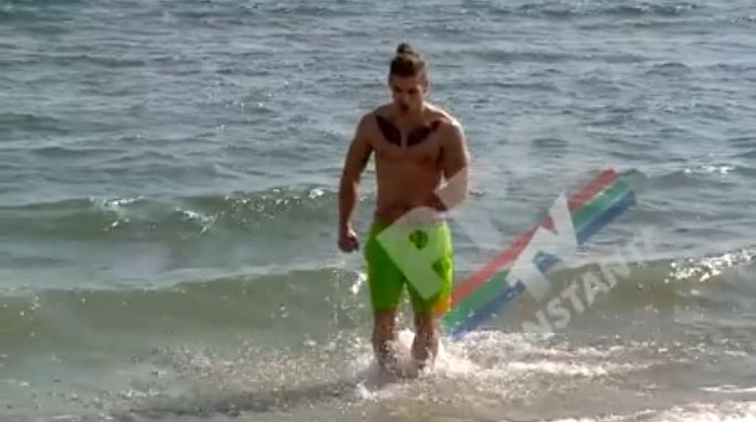Prima baie in mare pe 2017. Ce a declarat tanarul dupa ce a iesit din apa. VIDEO