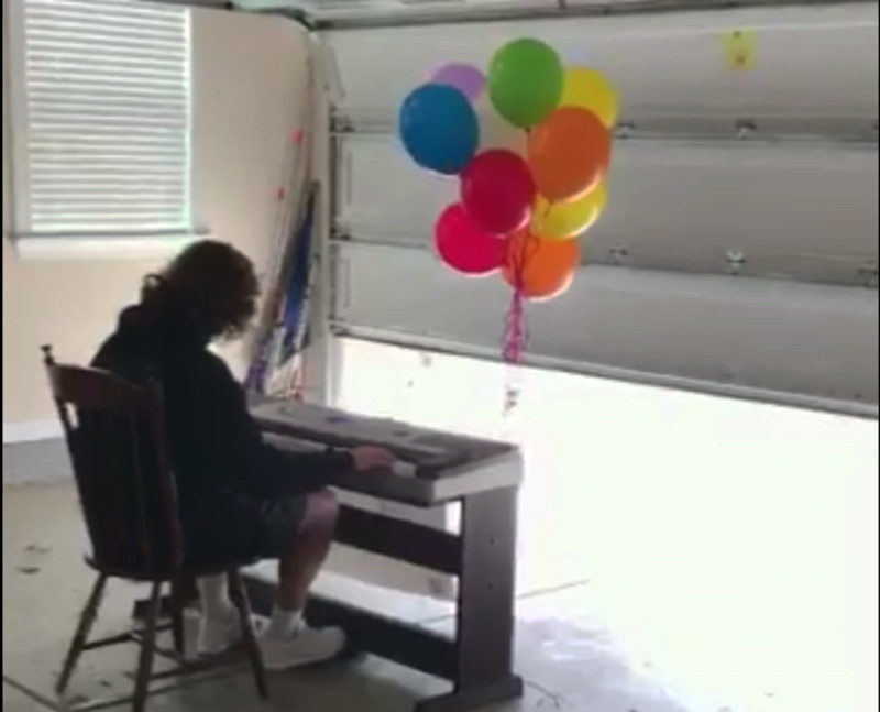 Un tanar din SUA a fost declarat "cel mai romantic de pe net". Cum si-a invitat iubita la balul de absolvire