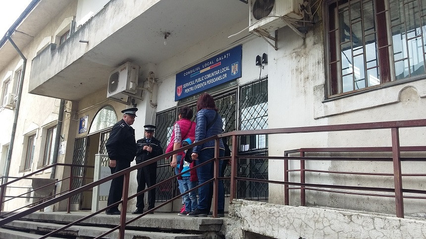 O functionara de la Evidenta Populatiei din Galati a "cazat" in apartamentul ei 280 de persoane. Cati bani a primit de la ei