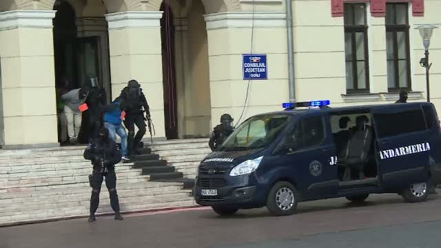 Un exercitiu al jandarmilor facut in Targu Jiu, in centrul orasului, a starnit uimirea trecatorilor. Demonstratia trupelor