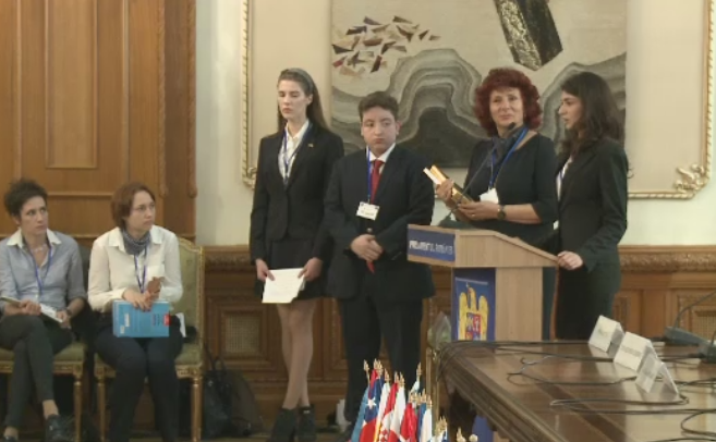 Elevii Complexului Educational Lauder-Reut i-au impresionat pe ambasadori la Conferinta Internationala de la Parlament