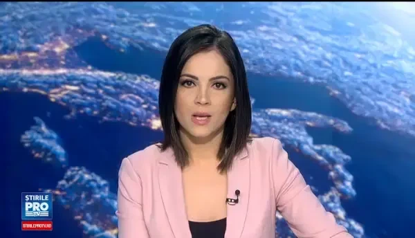 Imagini incredibile filmate intr-un sat din India. Localnicii au imobilizat o cobra si i-au dat sa bea apa dintr-o sticla