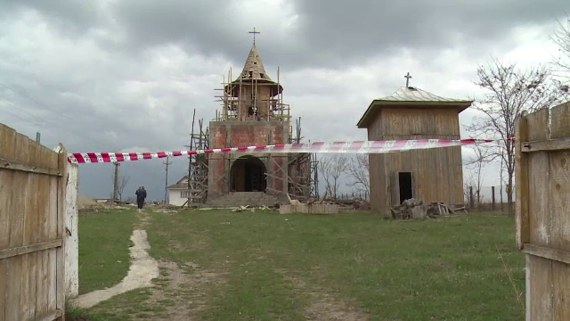 Un barbat de 54 de ani a murit dupa ce a cazut de pe turla bisericii la care lucra. Nu purta echipament de protectie
