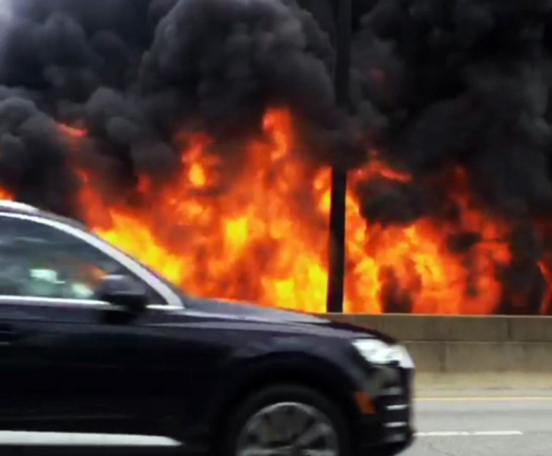 Incendiu urias pe o autostrada din sudul Statelor Unite. O bucata din sosea s-a prabusit. VIDEO