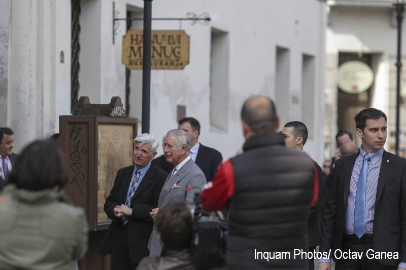 Printul Charles si-a incheiat vizita in Romania la Teatrul National. Un copil i-a sarit in brate in Centrul Vechi