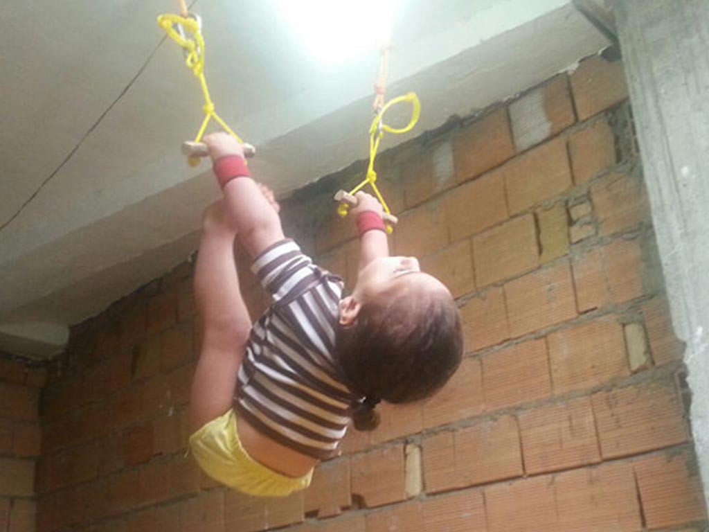 Un baietel de trei ani a fost supranumit “Spiderman-ul Internetului”. Micutul se urca pe pereti fara niciun ajutor VIDEO