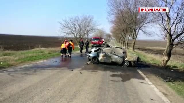 Un barbat a murit, dupa ce masina in care se afla s-a izbit de un copac si a luat foc. Politia nu l-a putut inca identifica