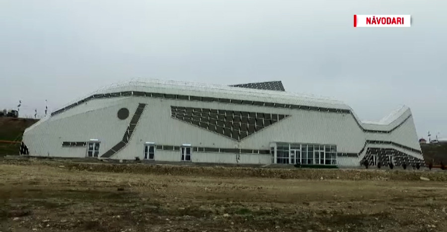 Banii europeni, aruncati pe constructii inutile. SPA-ul electoral din Lugoj si piata de tabla in forma de peste din Navodari