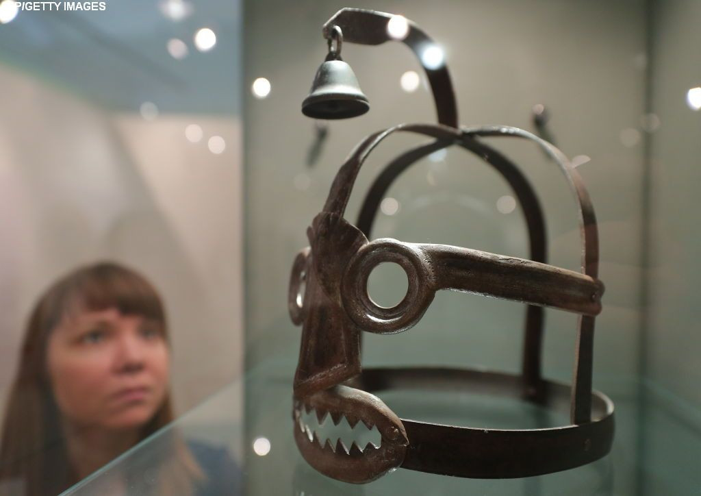 Un canadian se auto-pedepseste cu instrumentele de tortura pe care le colectioneaza