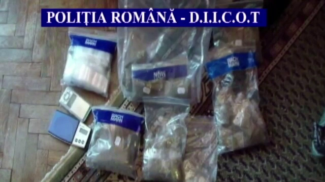 Sapte tineri retinuti pentru ca vindeau pe internet droguri de mare risc. Ce au gasit politistii in locuintele lor