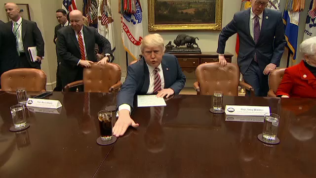 Americanii se amuza pe seama unui tic al presedintelui Trump. De la ce gest nu se poate abtine nici la intalniri oficiale