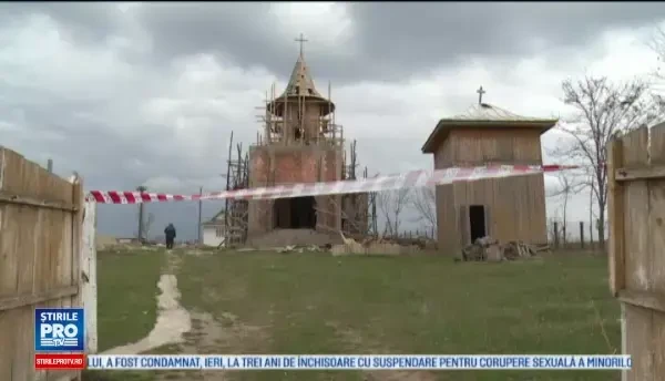 Un barbat de 54 de ani a murit dupa ce a cazut de pe turla bisericii la care lucra. Nu purta echipament de protectie