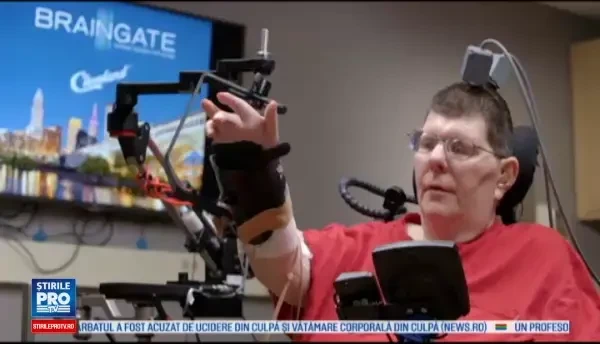 Un implant cerebral a permis unui barbat paralizat sa isi miste mainile cu ajutorul gandurilor