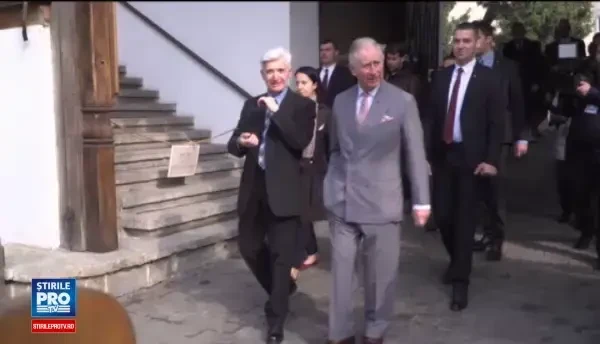Printul Charles, care isi incheie astazi vizita in Romania, a mers in Centrul Vechi din Capitala. Unde s-a oprit dupa aceea