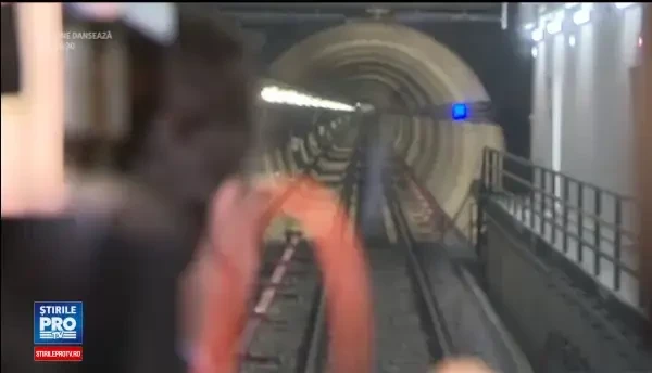 Pe cel mai nou tronson de metrou din Capitala vor circula trenuri vechi de 40 de ani. Cum arata cele doua statii deschise